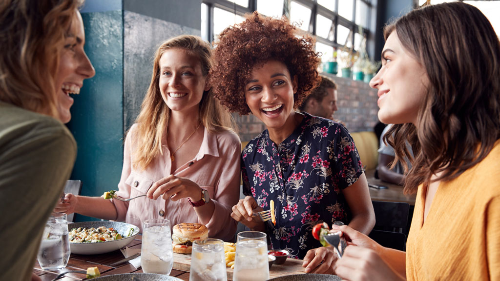 Immersion coréen Séoul : étudiants internationaux partageant un repas coréen